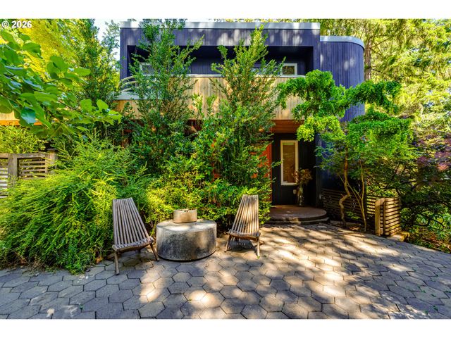 38 RIDGELINE Dr, Eugene, OR 97405