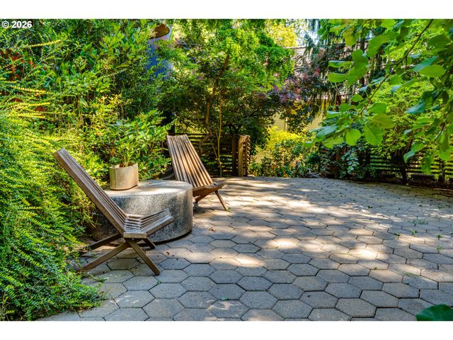 38 RIDGELINE Dr, Eugene, OR 97405