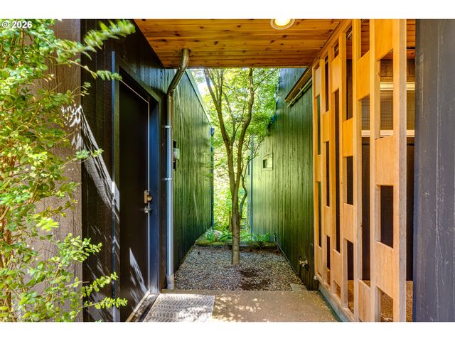 38 RIDGELINE Dr, Eugene, OR 97405
