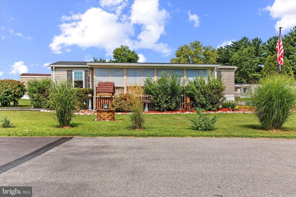 306 WALDORF DR, York, PA 17404