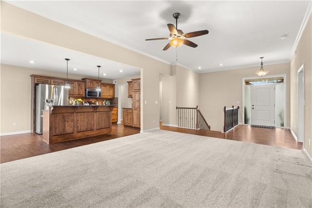 2724 S Woodbury Drive, Independence, MO 64055