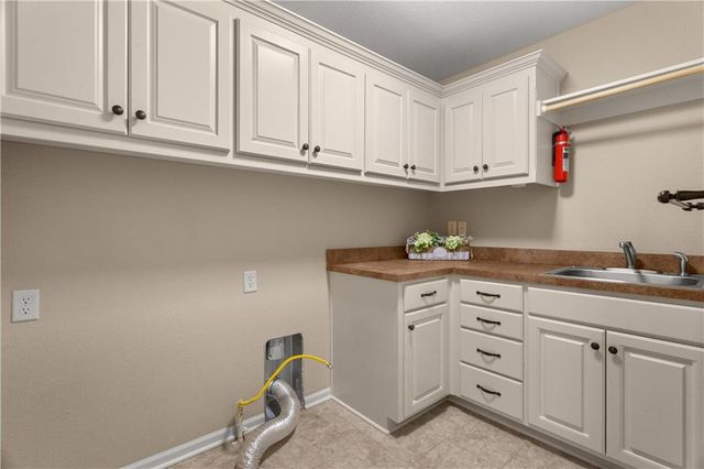 2724 S Woodbury Drive, Independence, MO 64055