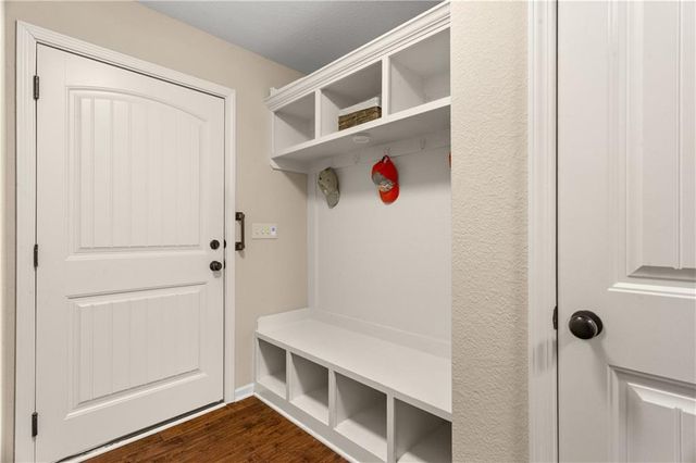 2724 S Woodbury Drive, Independence, MO 64055