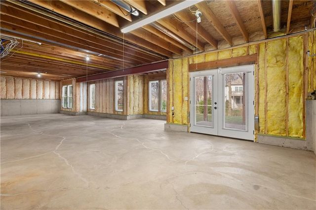 2724 S Woodbury Drive, Independence, MO 64055