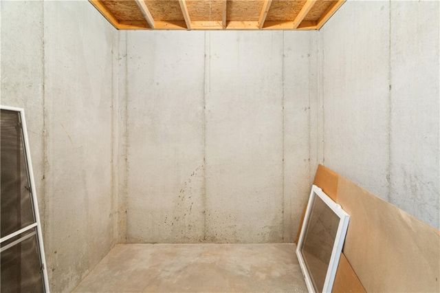 2724 S Woodbury Drive, Independence, MO 64055