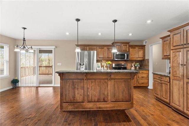 2724 S Woodbury Drive, Independence, MO 64055