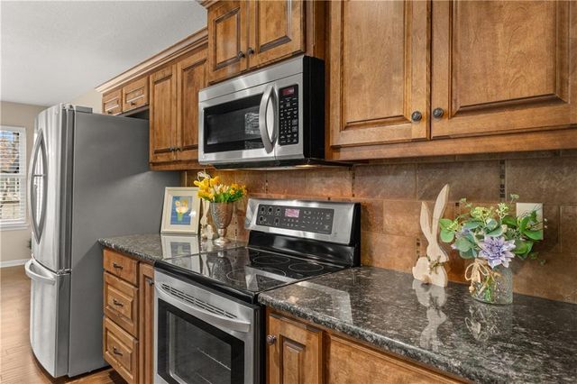 2724 S Woodbury Drive, Independence, MO 64055