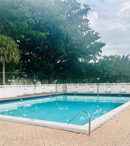 3100 W Rolling Hills Cir 310, Davie, FL 33328