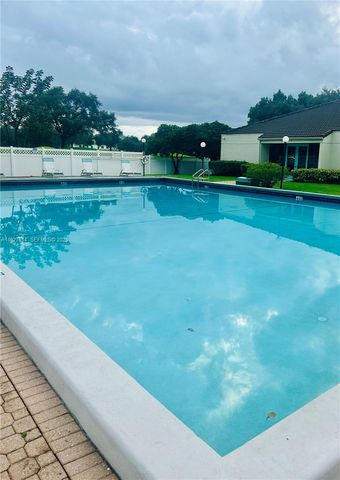 3100 W Rolling Hills Cir 310, Davie, FL 33328