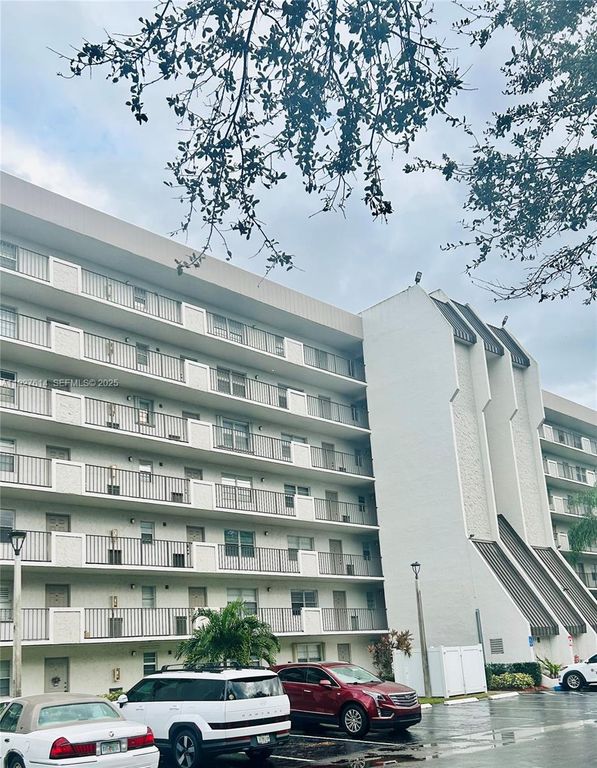 3100 W Rolling Hills Cir 310, Davie, FL 33328