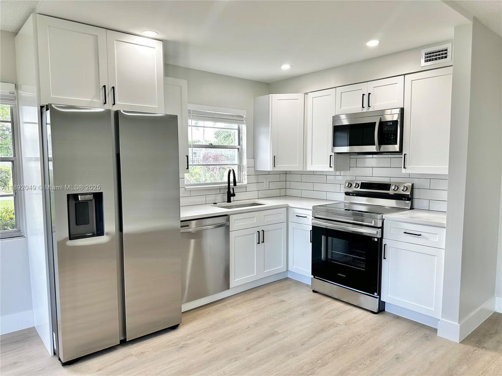 213 Oakridge N 213, Deerfield Beach, FL 33442