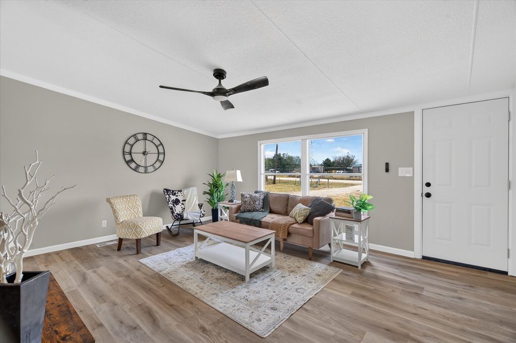 8325 Mckinney Lane, Joshua, TX 76058 — photo 4