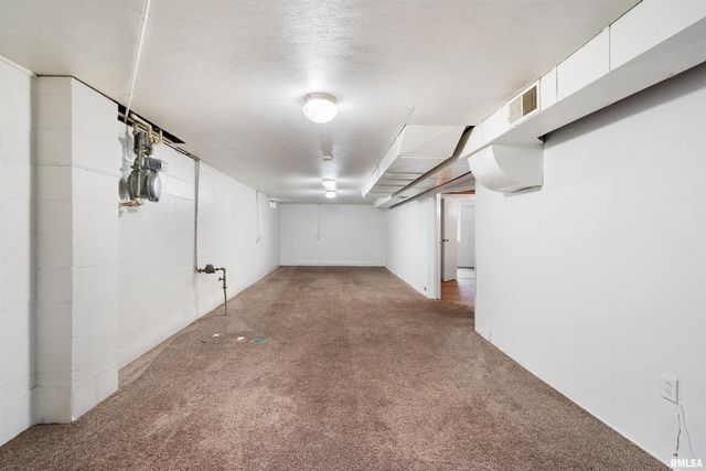 612 WAVERLY Road, Davenport, IA 52804