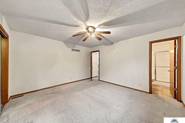 8000 Glynoaks Drive, Lincoln, NE 68516