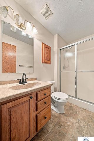 8000 Glynoaks Drive, Lincoln, NE 68516