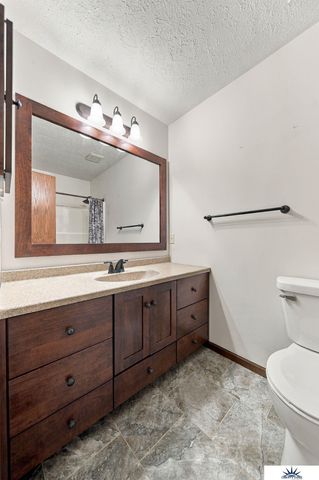 8000 Glynoaks Drive, Lincoln, NE 68516