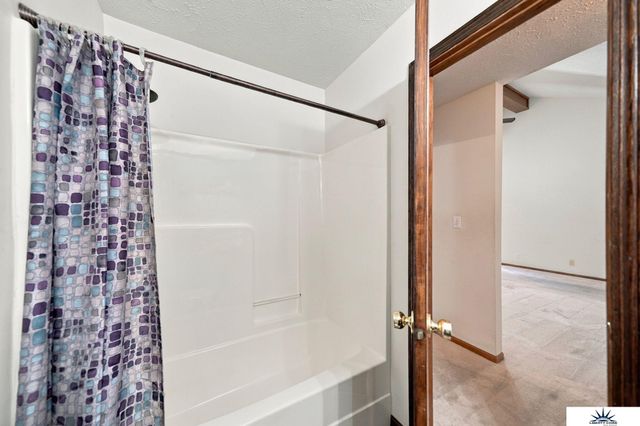 8000 Glynoaks Drive, Lincoln, NE 68516
