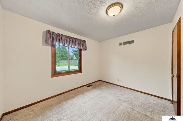 8000 Glynoaks Drive, Lincoln, NE 68516