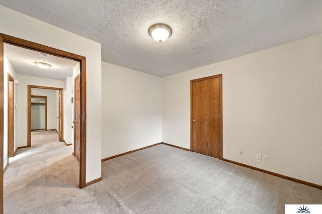 8000 Glynoaks Drive, Lincoln, NE 68516