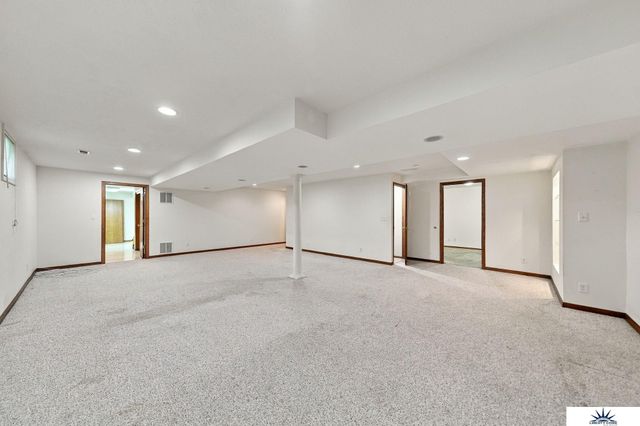 8000 Glynoaks Drive, Lincoln, NE 68516
