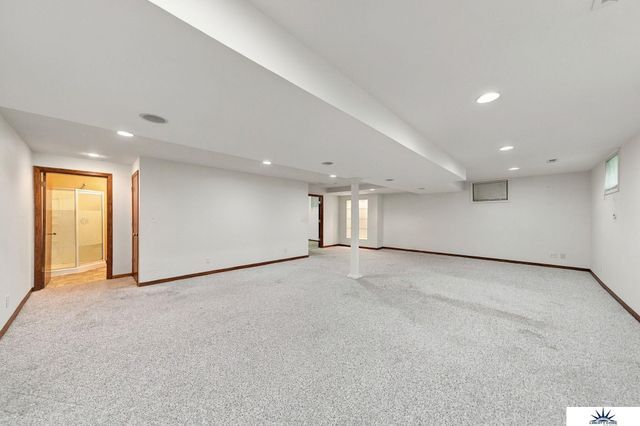 8000 Glynoaks Drive, Lincoln, NE 68516