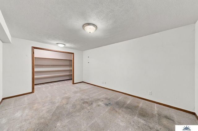 8000 Glynoaks Drive, Lincoln, NE 68516