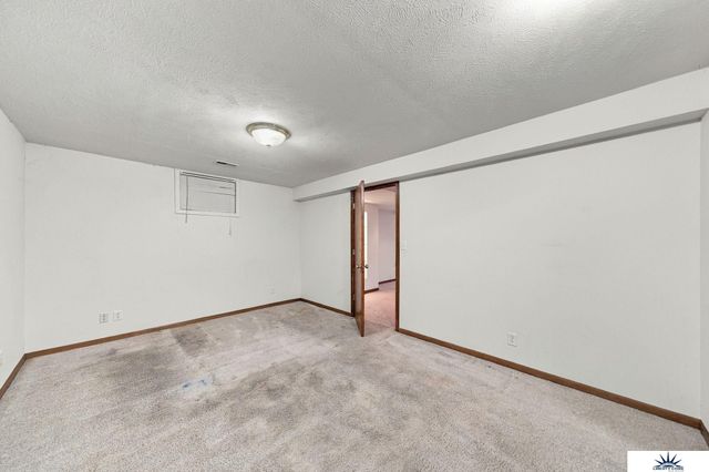 8000 Glynoaks Drive, Lincoln, NE 68516