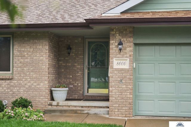 8000 Glynoaks Drive, Lincoln, NE 68516