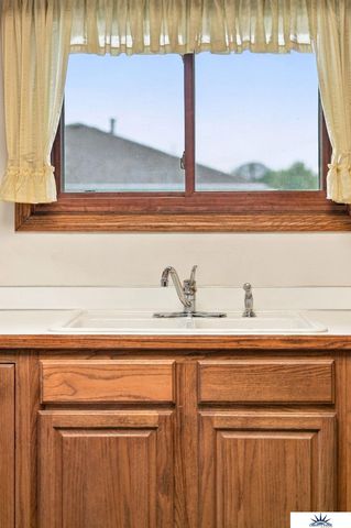 8000 Glynoaks Drive, Lincoln, NE 68516