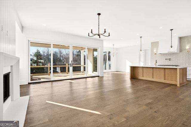 102 King Street, Roswell, GA 30075