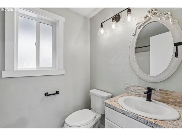 204 W WILSON St, Yacolt, WA 98675