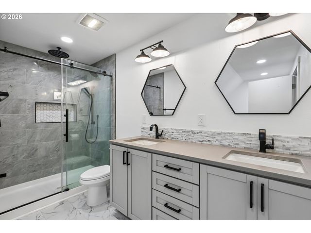 204 W WILSON St, Yacolt, WA 98675