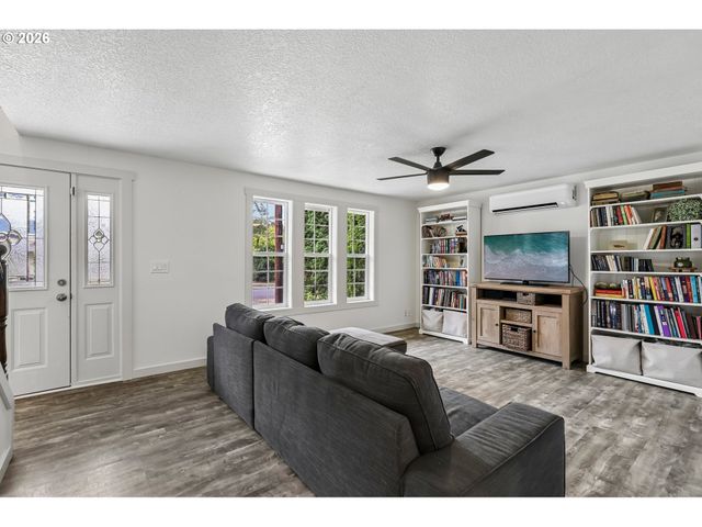 204 W WILSON St, Yacolt, WA 98675