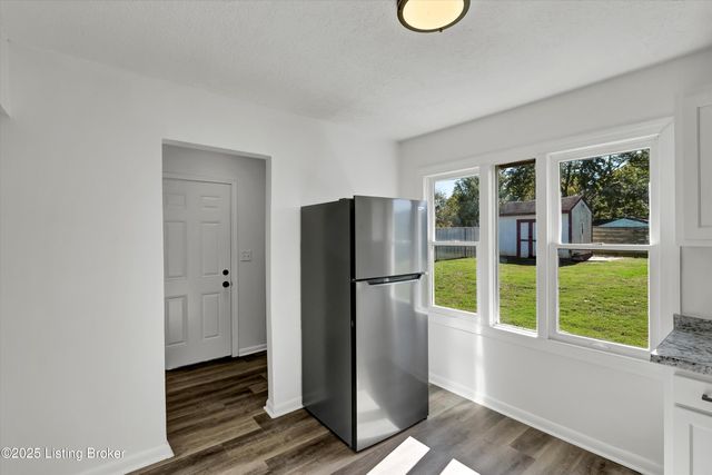 5406 Count Fleet Dr, Louisville, KY 40272