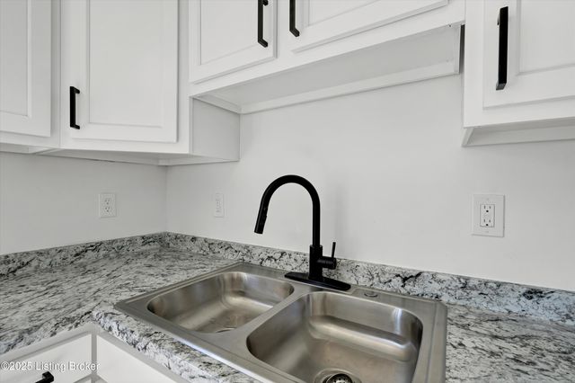 5406 Count Fleet Dr, Louisville, KY 40272