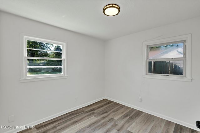 5406 Count Fleet Dr, Louisville, KY 40272