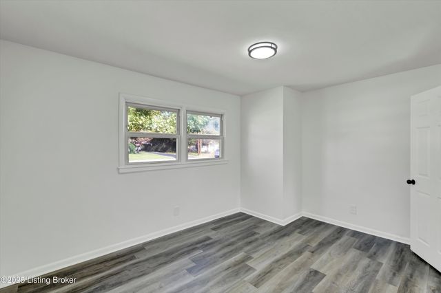 5406 Count Fleet Dr, Louisville, KY 40272