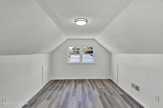 5406 Count Fleet Dr, Louisville, KY 40272