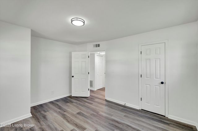 5406 Count Fleet Dr, Louisville, KY 40272