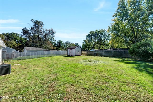 5406 Count Fleet Dr, Louisville, KY 40272