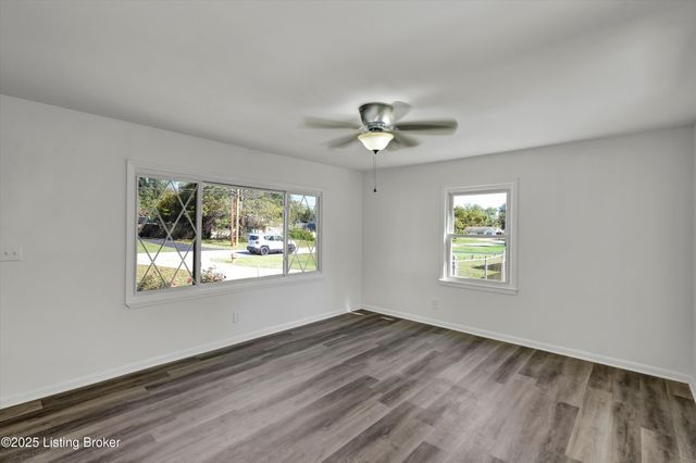 5406 Count Fleet Dr, Louisville, KY 40272