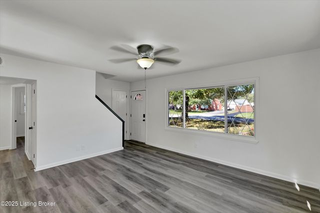 5406 Count Fleet Dr, Louisville, KY 40272