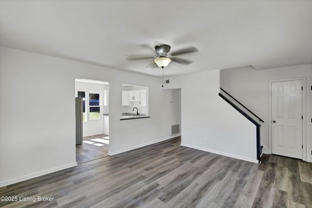 5406 Count Fleet Dr, Louisville, KY 40272