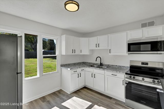 5406 Count Fleet Dr, Louisville, KY 40272