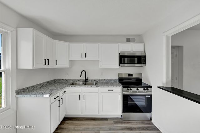 5406 Count Fleet Dr, Louisville, KY 40272