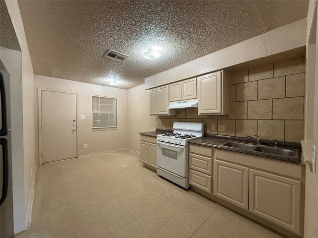 2013 E Stassney LN, Austin, TX 78744