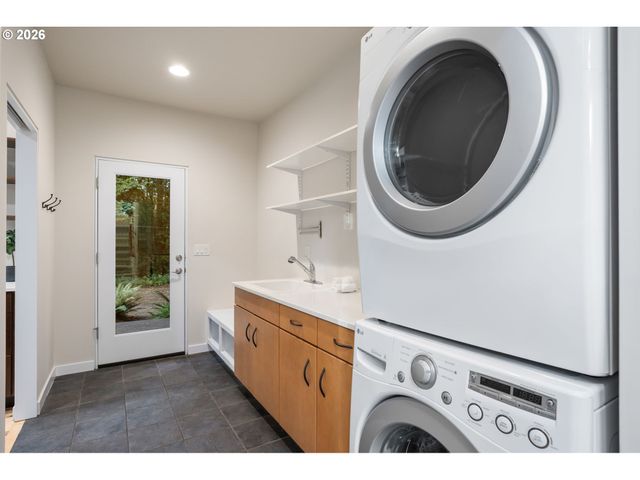 9342 Nw SKYLINE Blvd, Portland, OR 97231