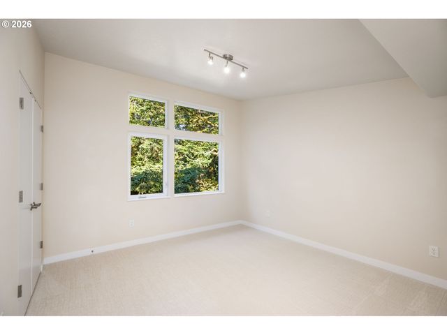 9342 Nw SKYLINE Blvd, Portland, OR 97231