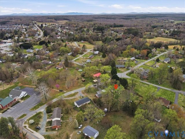 107 Patrick Henry Dr, Louisa, VA 23093