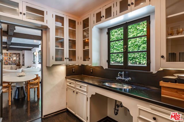 820 N Roxbury Drive, Beverly Hills, CA 90210